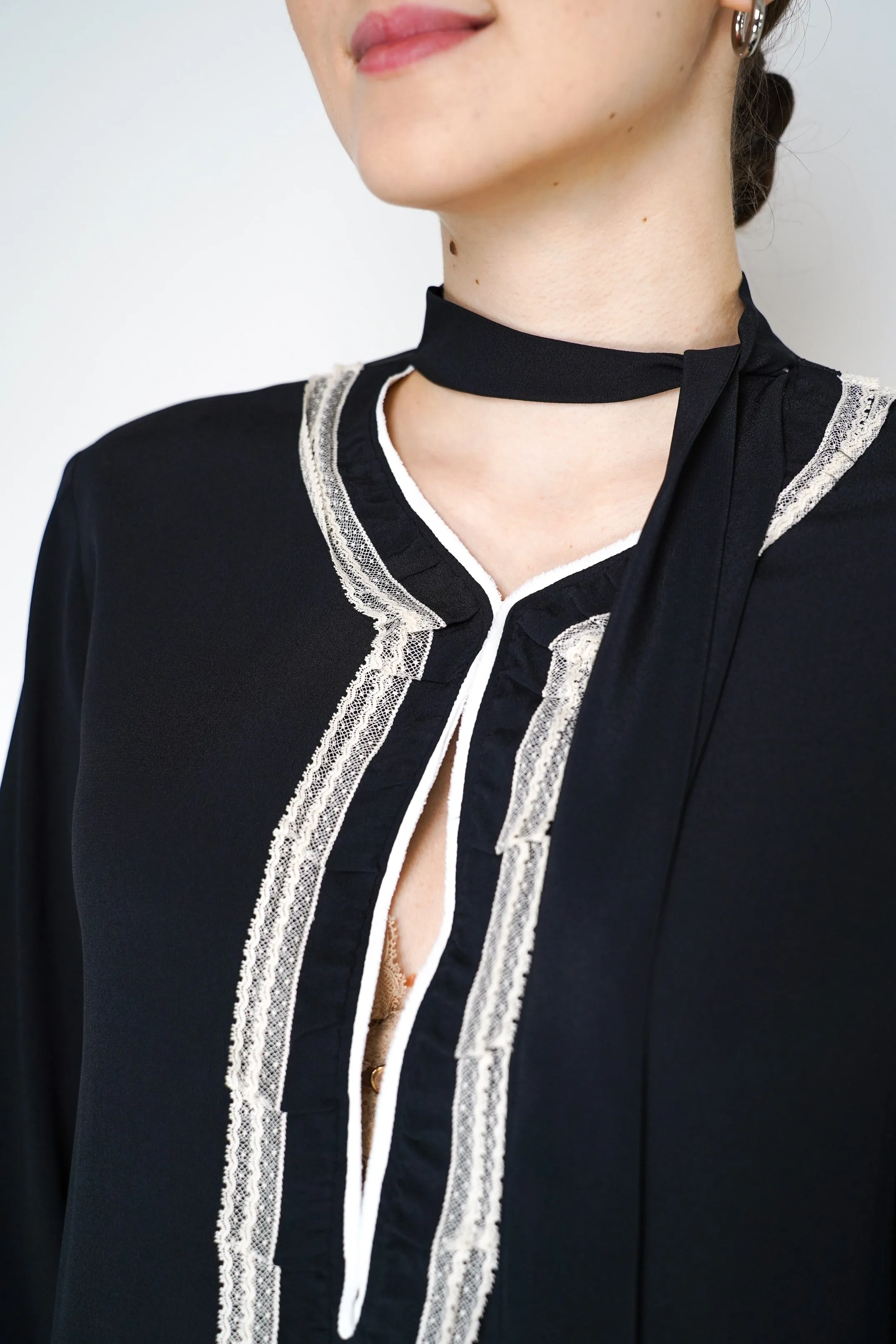 Nº21 Silk Crepe Blouse with Contrasting Lace Bib Front in Black
