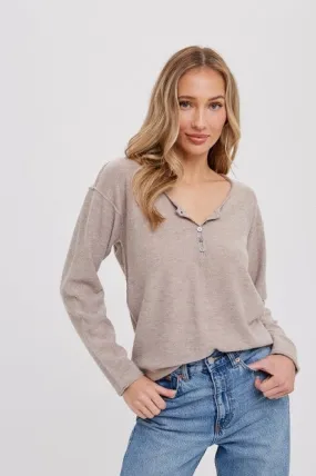 Reverse Seam Henley Top In Mushroom
