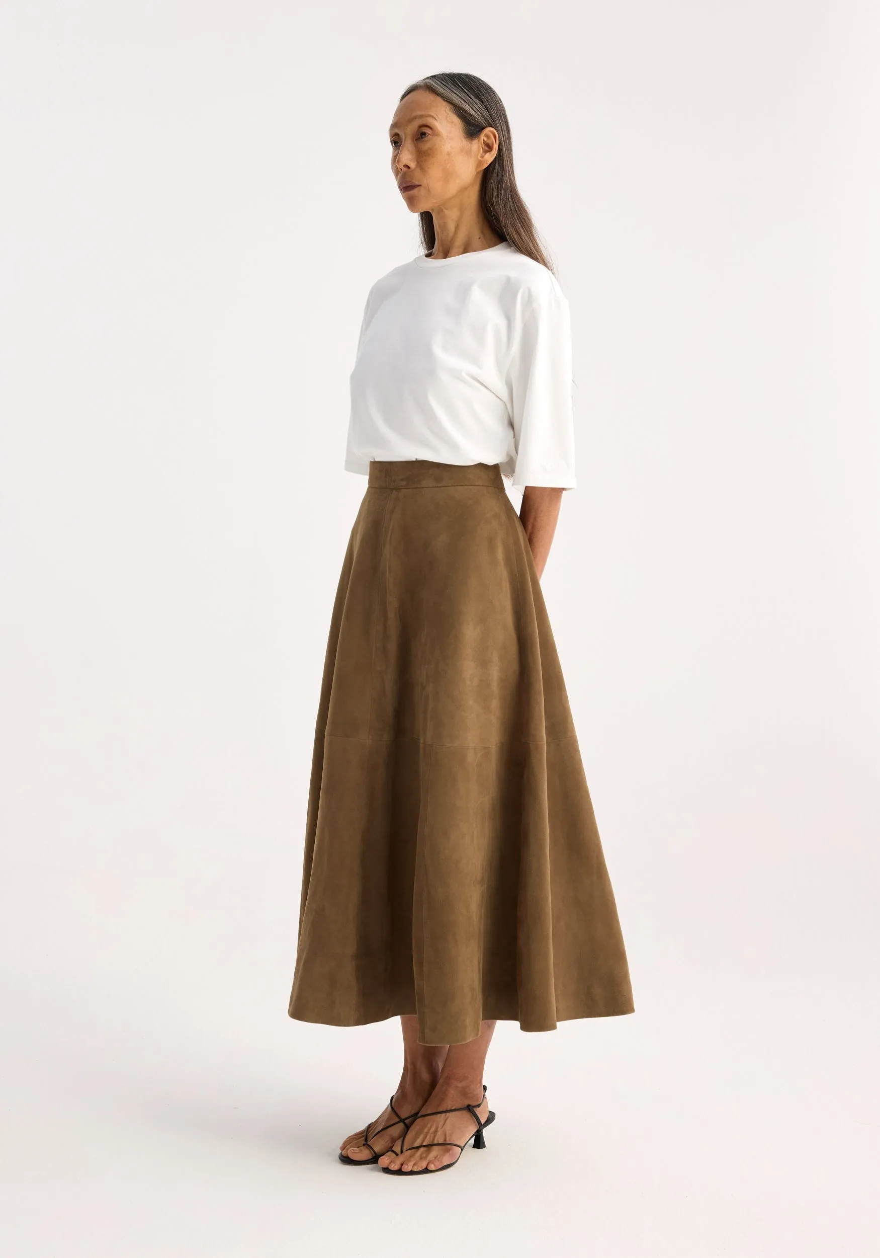 Voluminous a-line suede skirt | light khaki