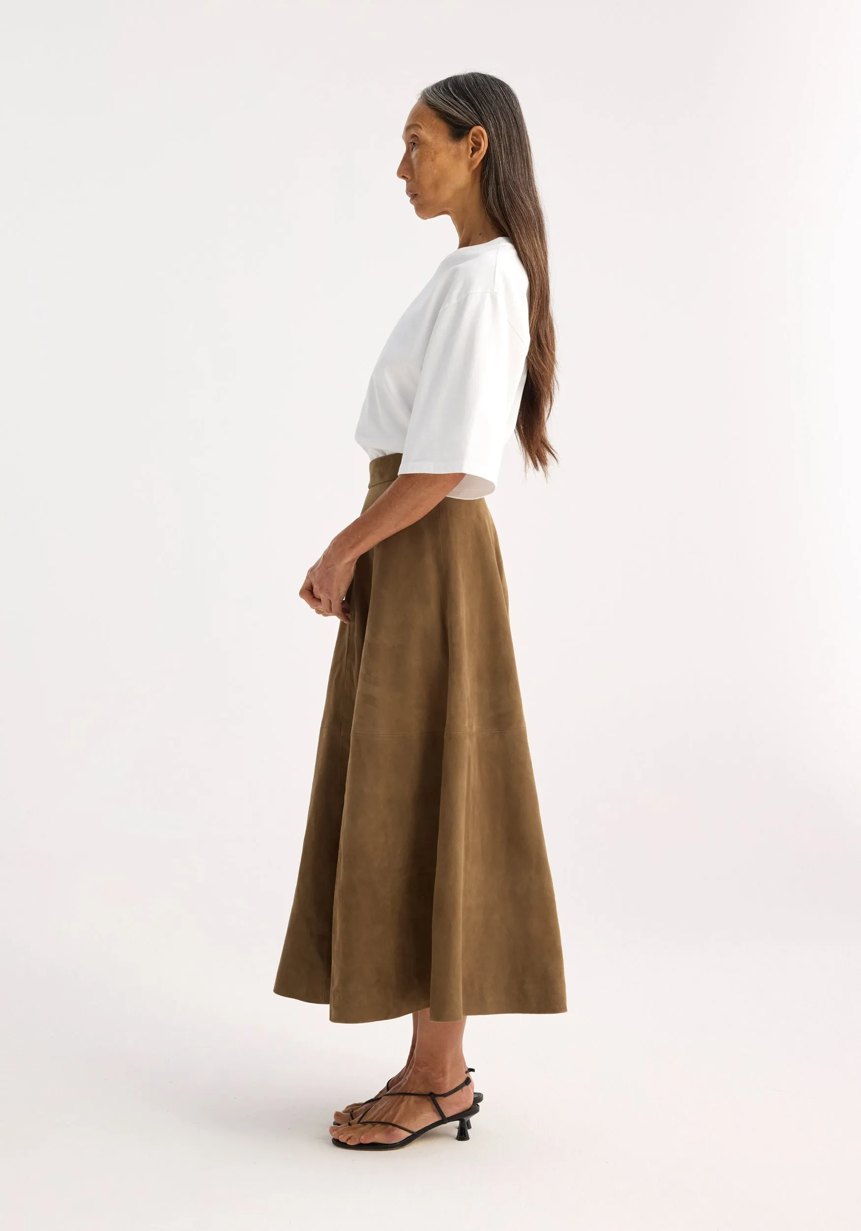 Voluminous a-line suede skirt | light khaki